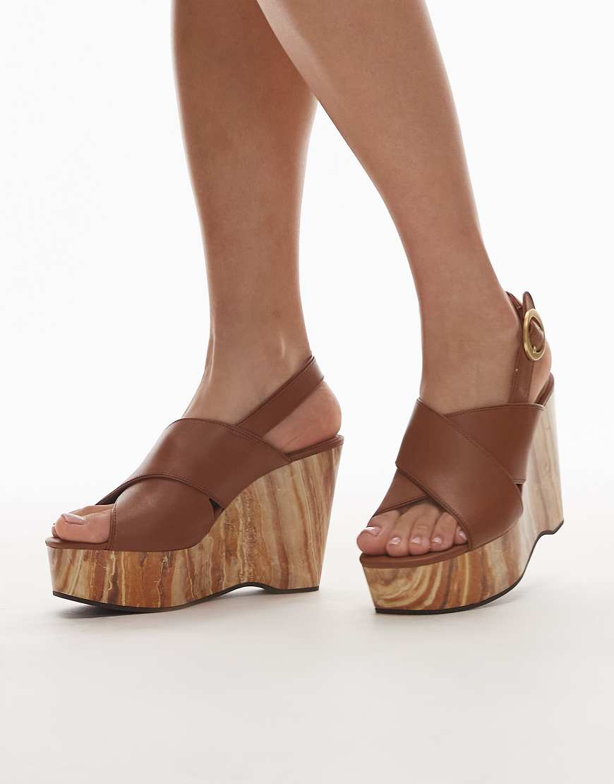 & Other Stories - Schuhe in Braun mit Keilabsatz aus Holz & Other Stories - Schuhe in Braun mit Keilabsatz aus Holz von Other Stories