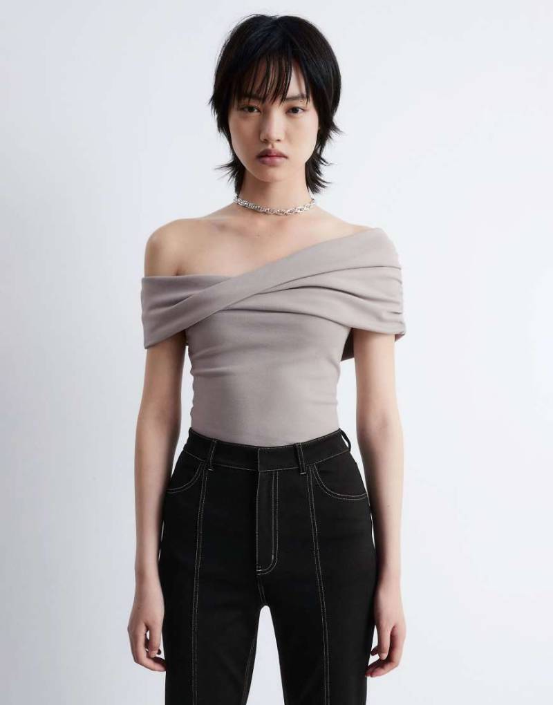 & Other Stories - Schulterfreies, gerafftes Oberteil in Maulwurfbraun-Brown & Other Stories - Schulterfreies, gerafftes Oberteil in Maulwurfbraun-Brown von Other Stories