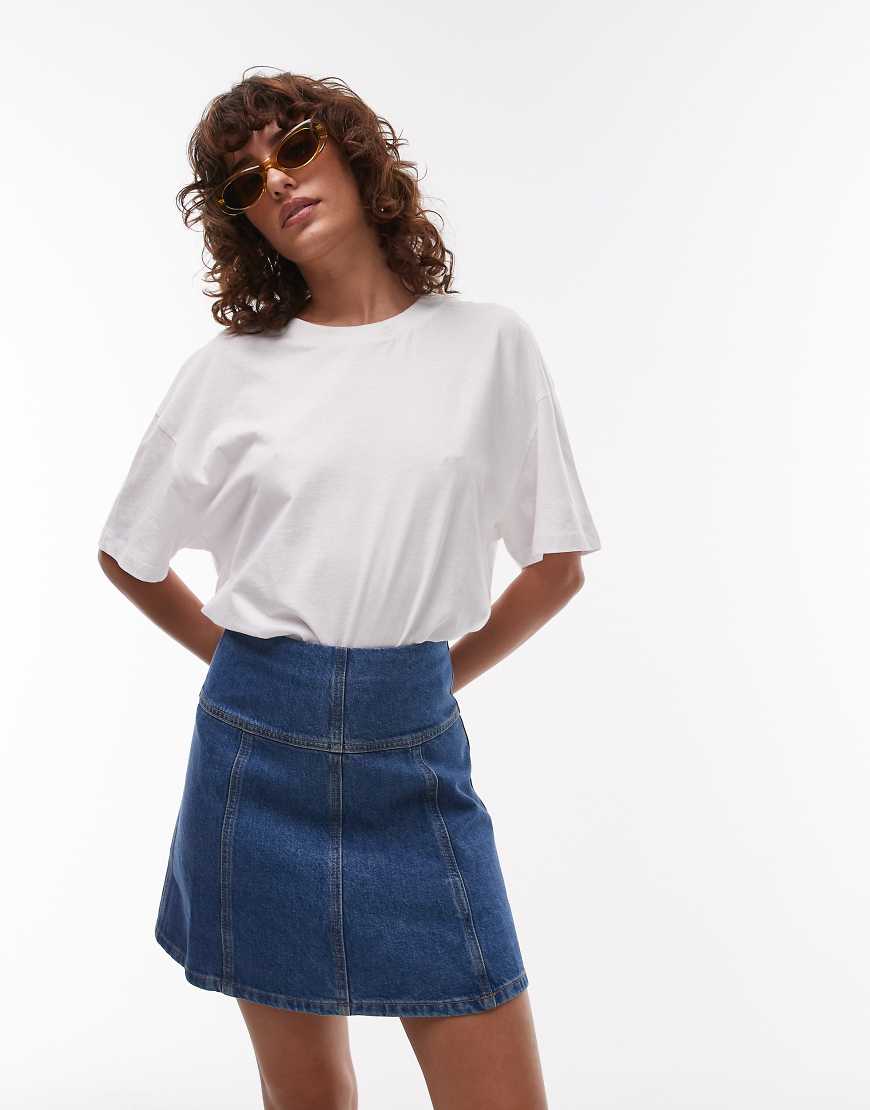 & Other Stories - Schwingender Mini-Jeansrock in reinem Mittelblau mit Bahnendesign von Other Stories