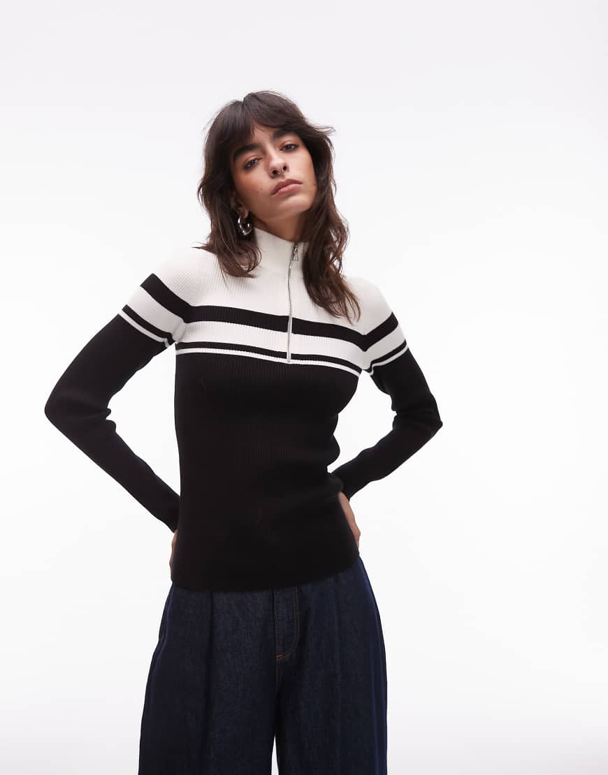 & Other Stories - Slim Fit Oberteil aus Feinstrick mit Stehkragen, Reißverschluss und Colourblock-Streifen in Schwarz und Weiß-Bunt & Other Stories - Slim Fit Oberteil aus Feinstrick mit Stehkragen, Reißverschluss und Colourblock-Streifen in Schwarz und Weiß-Bunt von Other Stories