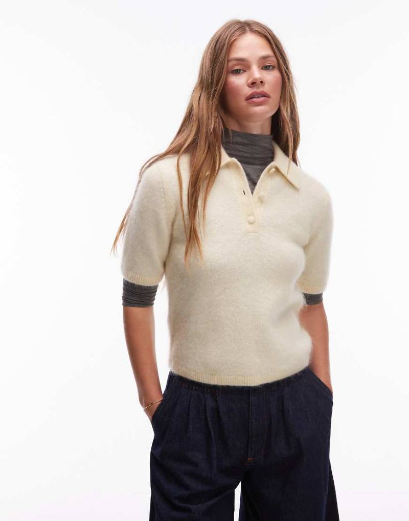 & Other Stories - Slim-Fit-Oberteil in Gelbbeige aus Strick aus Mohair und Wolle mit Polokragen & Other Stories - Slim-Fit-Oberteil in Gelbbeige aus Strick aus Mohair und Wolle mit Polokragen von Other Stories