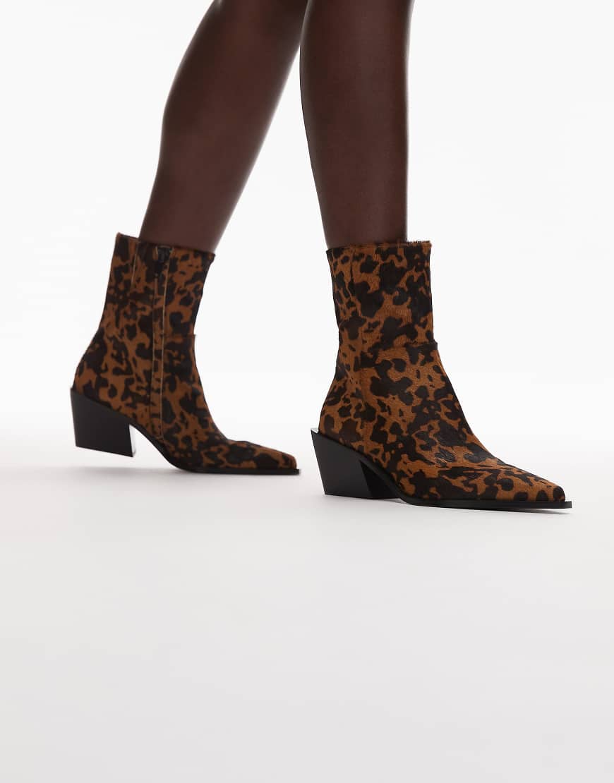 & Other Stories - Absatz-Stiefel aus Leder in Braun mit spitzer Zehenpartie und Kuhfell-Print-Neutral & Other Stories - Absatz-Stiefel aus Leder in Braun mit spitzer Zehenpartie und Kuhfell-Print-Neutral von Other Stories