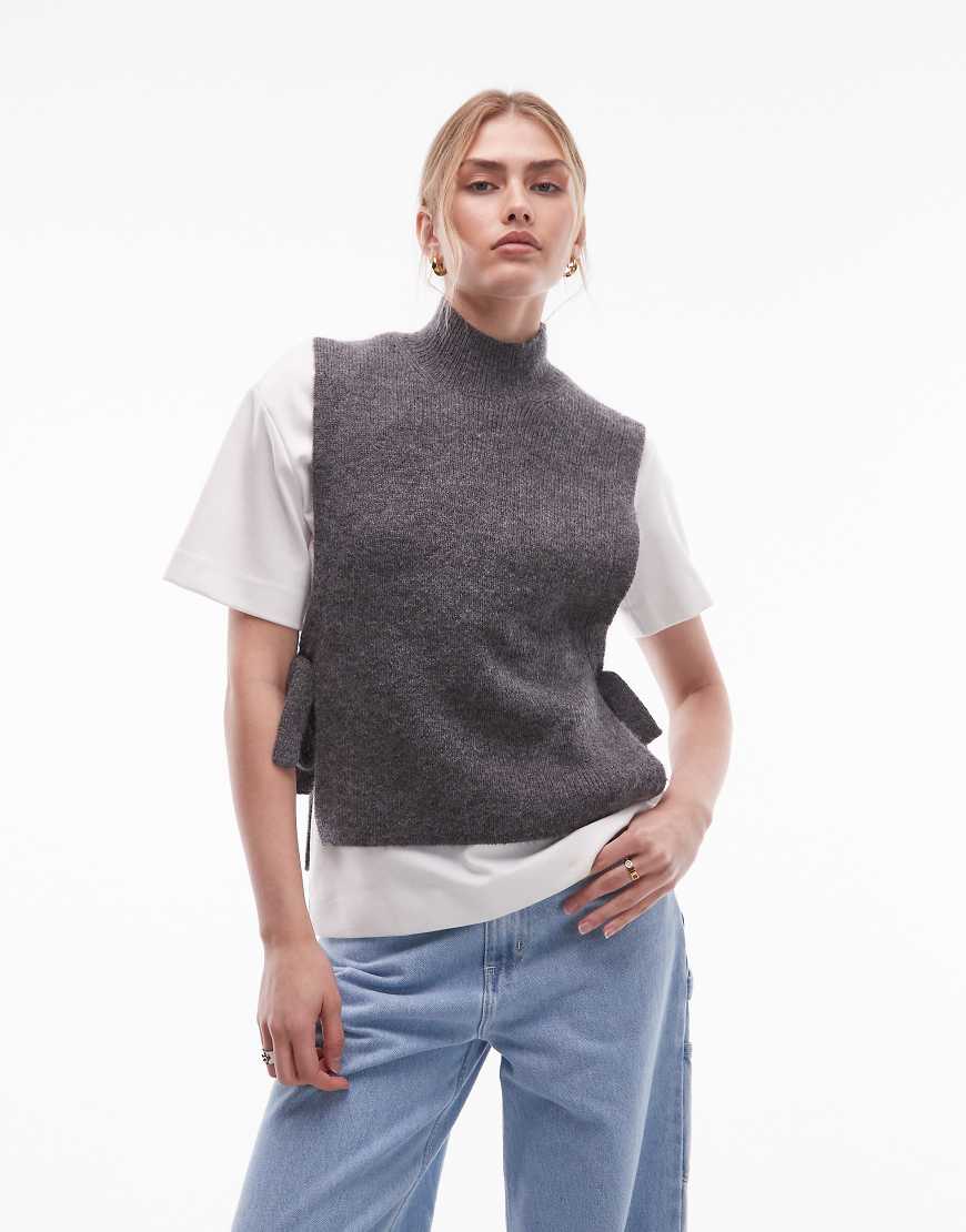 & Other Stories - Strick-Pullunder aus Woll-Mohair-Mix in Grau mit Stehkragen und seitlichem Bindedetail von Other Stories