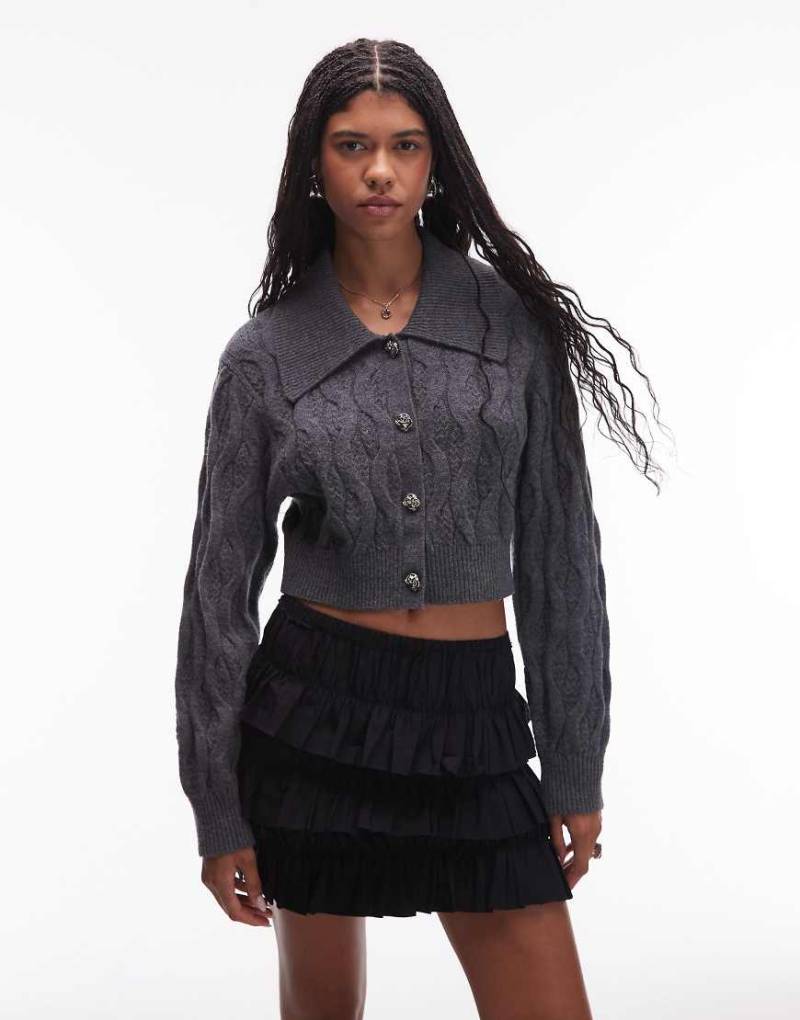 & Other Stories - Strickjacke in Grau mit Zopfstrickmuster, Kragen und Knopfleiste von Other Stories