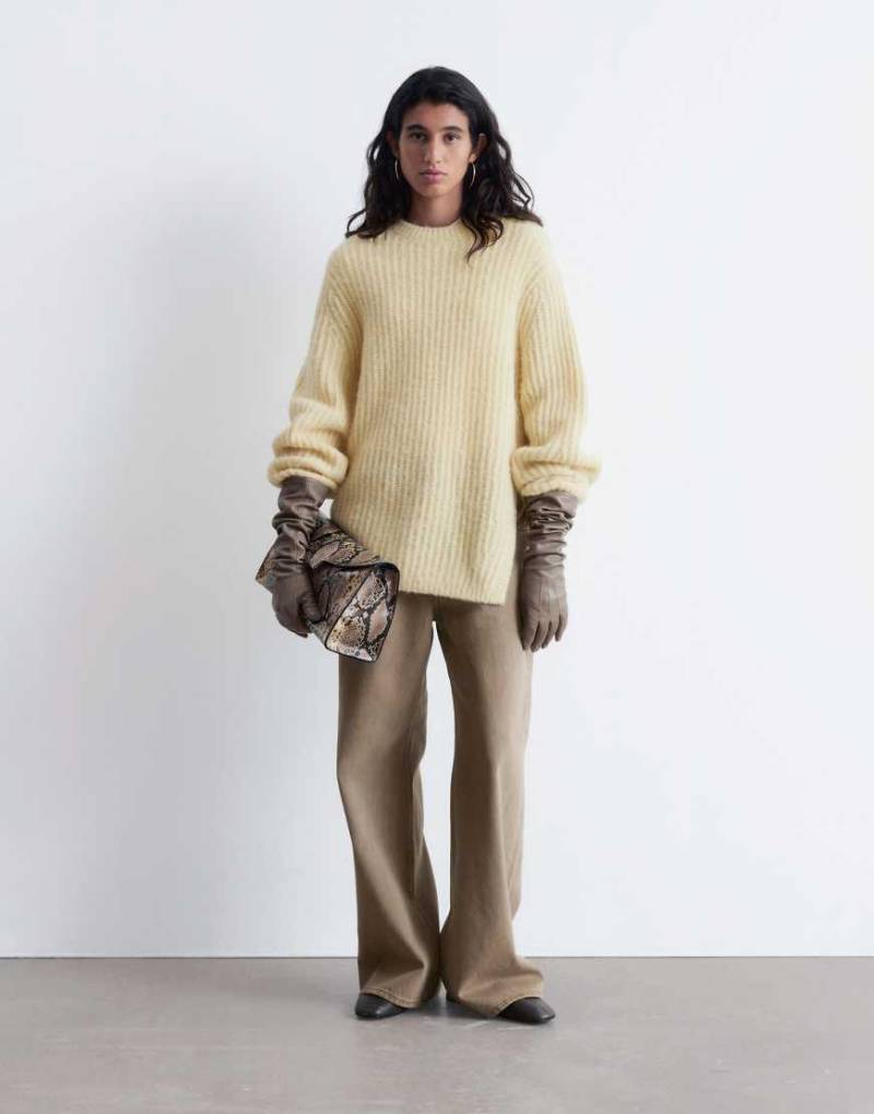& Other Stories - Sweatshirt aus Alpaka und Mohair in Beige mit skulpturalen Ärmeln und Seitenschlitz-Neutral von Other Stories