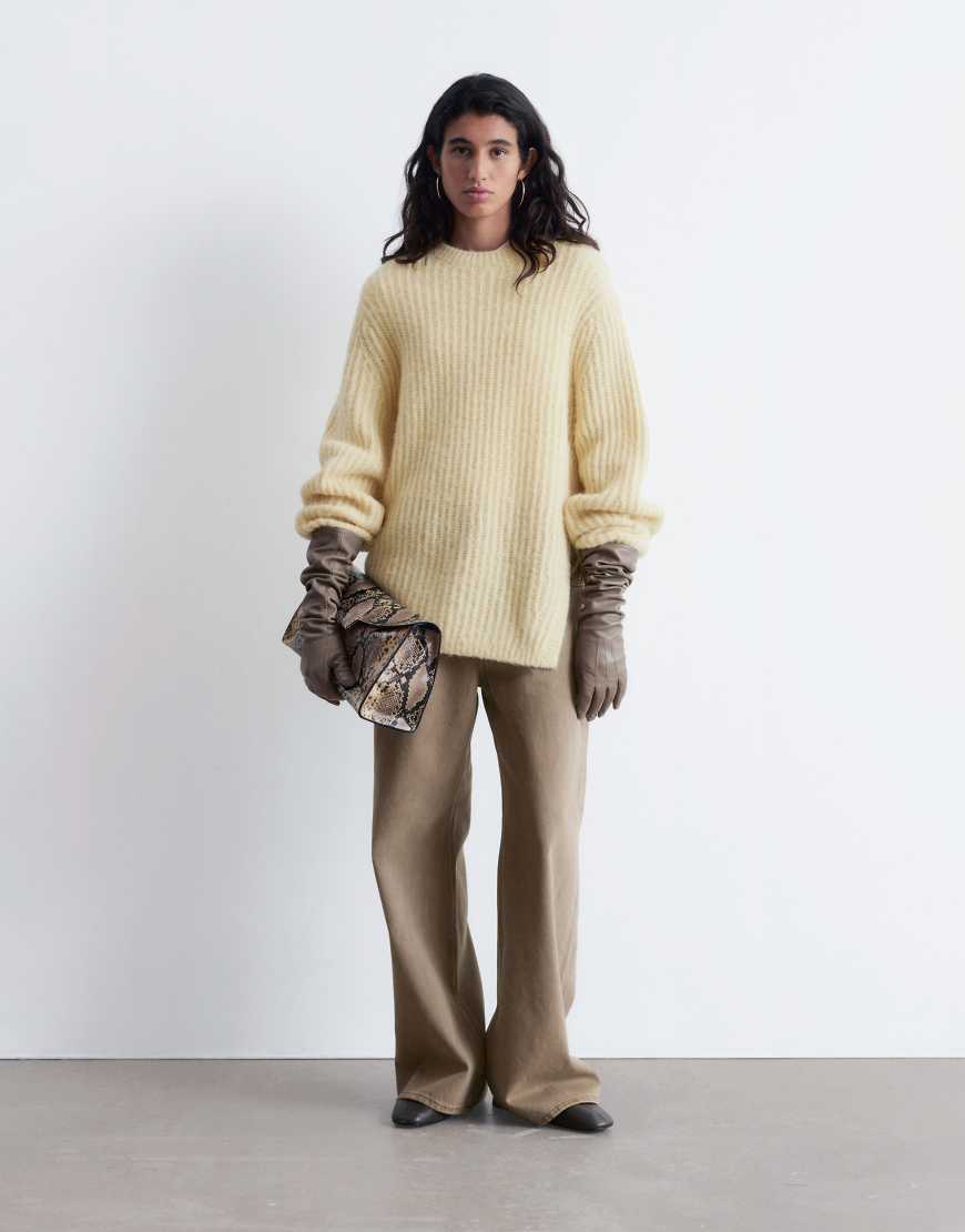 & Other Stories - Sweatshirt aus Alpaka und Mohair in Beige mit skulpturalen Ärmeln und Seitenschlitz-Neutral & Other Stories - Sweatshirt aus Alpaka und Mohair in Beige mit skulpturalen Ärmeln und Seitenschlitz-Neutral von Other Stories