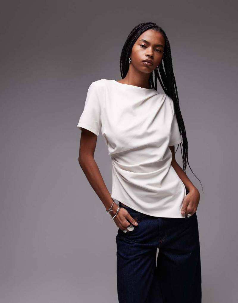 & Other Stories - T-Shirt aus Jersey in Weiß mit Drapierung vorne und asymmetrischem Saum mit Schlitz & Other Stories - T-Shirt aus Jersey in Weiß mit Drapierung vorne und asymmetrischem Saum mit Schlitz von Other Stories