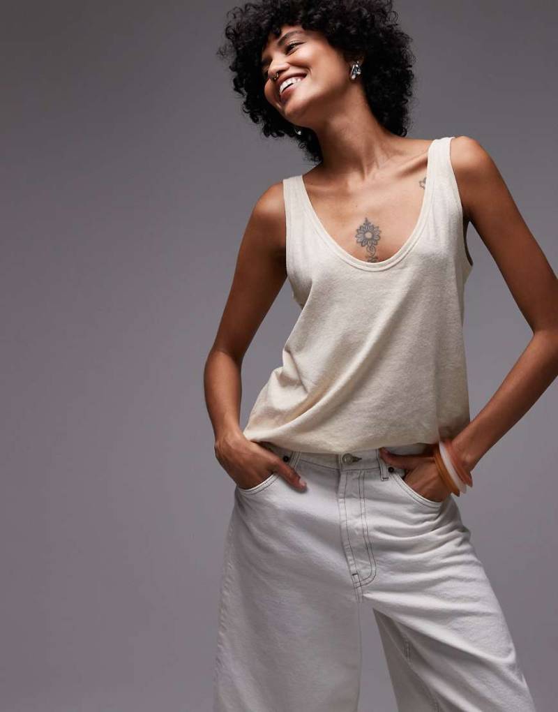 & Other Stories - Trägertop aus Leinenmix in Buttermilchgelb mit tiefem V-Rückenausschnitt von Other Stories