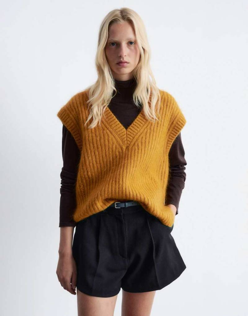 & Other Stories - Trägertop aus Mohair-Strick in Olivgelb mit V-Ausschnitt-Grün von Other Stories
