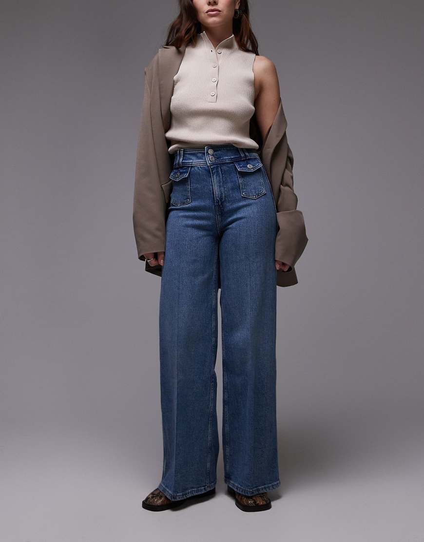 & Other Stories - Weit geschnittene Jeans in mittelblauer Waschung mit Taschendetail und hohem Bund mit zwei Knöpfen & Other Stories - Weit geschnittene Jeans in mittelblauer Waschung mit Taschendetail und hohem Bund mit zwei Knöpfen von Other Stories