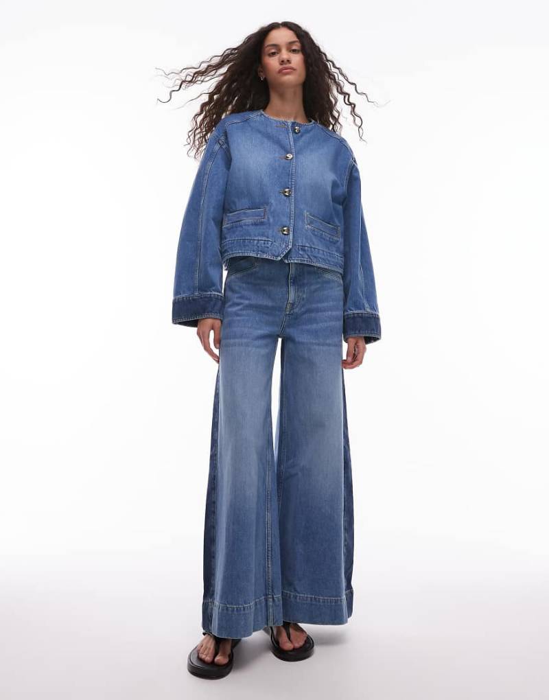& Other Stories - Weit geschnittene Jeans in verwaschenem Mittelblau mit hohem Bund und farblich abgesetzter, seitlicher Bahn & Other Stories - Weit geschnittene Jeans in verwaschenem Mittelblau mit hohem Bund und farblich abgesetzter, seitlicher Bahn von Other Stories