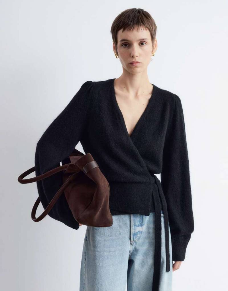 & Other Stories - Wickel-Strickjacke aus haarigem Mohair-Wollmix-Garn in Schwarz mit Puffärmeln von Other Stories