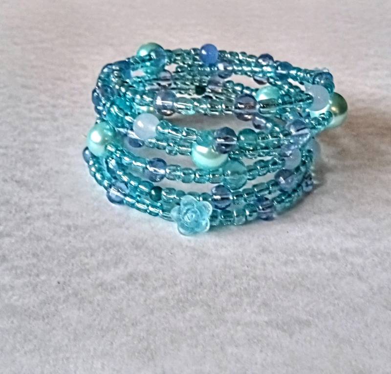 Blaue Perlen Memory Wire Armband von OtherItemsFor11Q