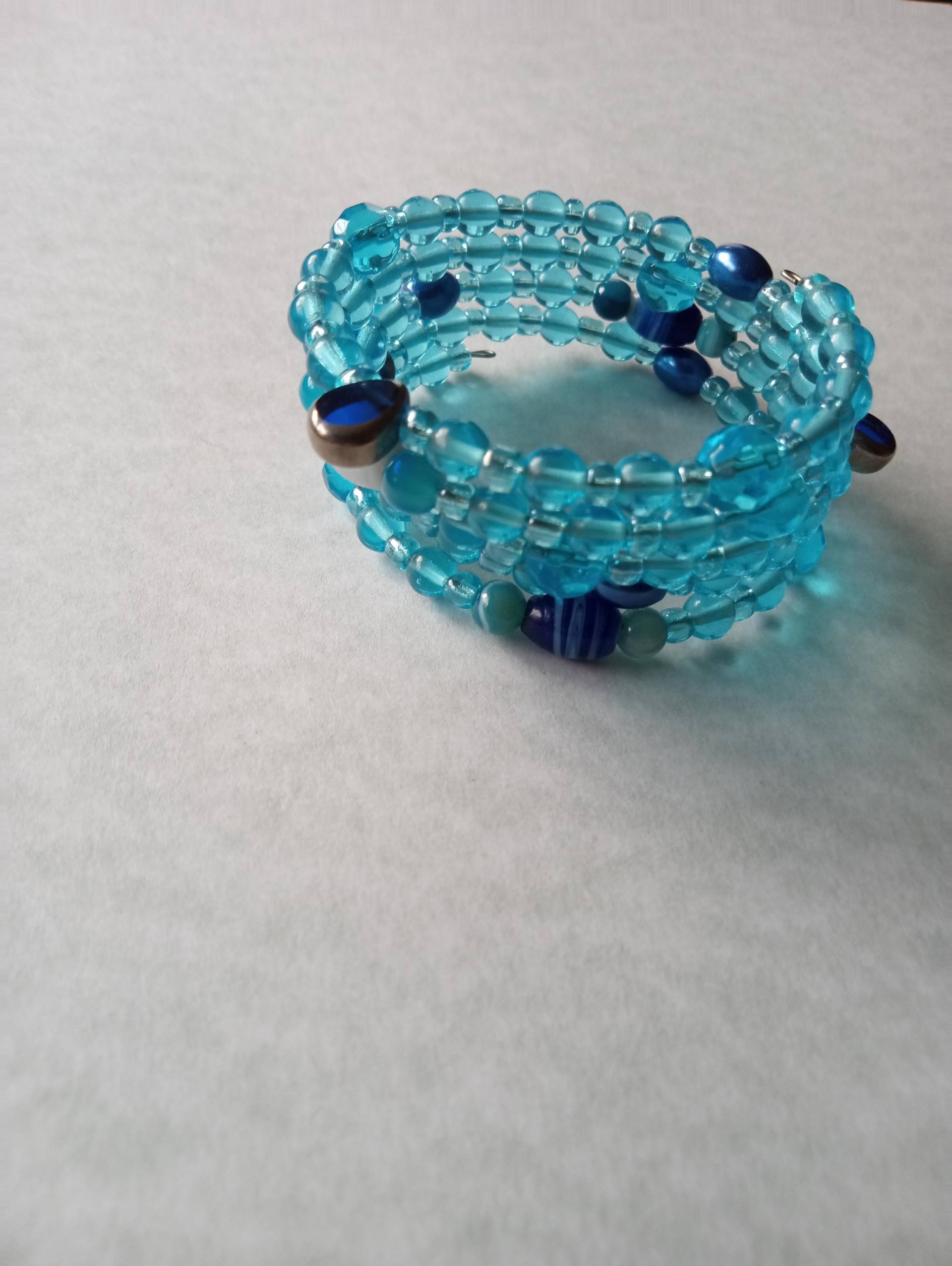 Blaue Perlen Memory Wire Armband, Perlenarmband, Versandfertig, Manschettenstil Mode-Accessoires, Armband von OtherItemsFor11Q