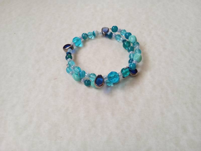 Blaue Perlen Memory Wire Armband, Sofort Lieferbar, Frauen Perlenarmband von OtherItemsFor11Q