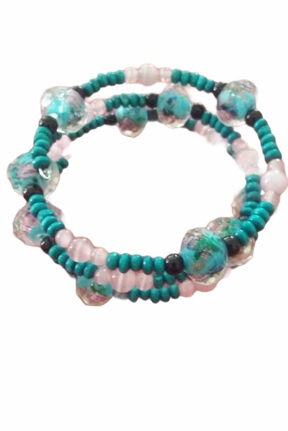 Blaue Perlen Memory Wire Armband Mit Blumen Gedruckt Perlen, Memoy Armband, Schmuck Geschenk Idee von OtherItemsFor11Q