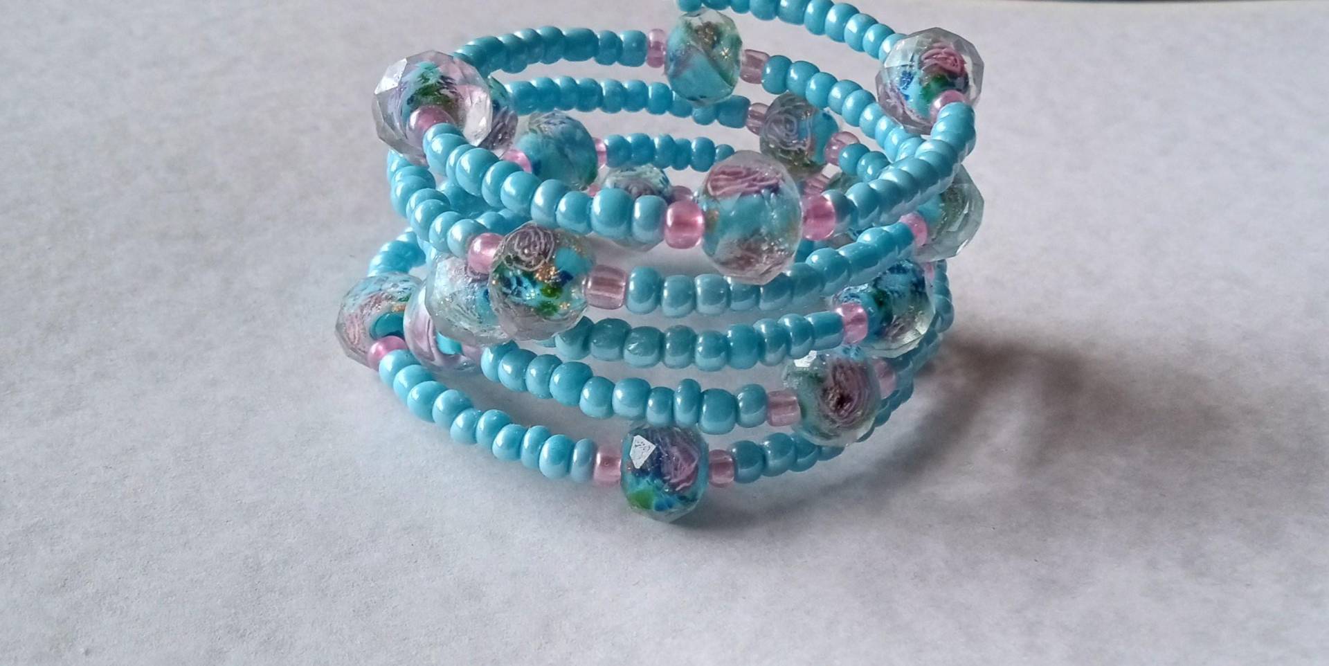 Hellblaue Samen Perle Und Blumen Memory Draht Armband, Bereit Zu Versenden, Frauen Blau Perlen Perlenarmband, Multi-Wickel-Armband von OtherItemsFor11Q