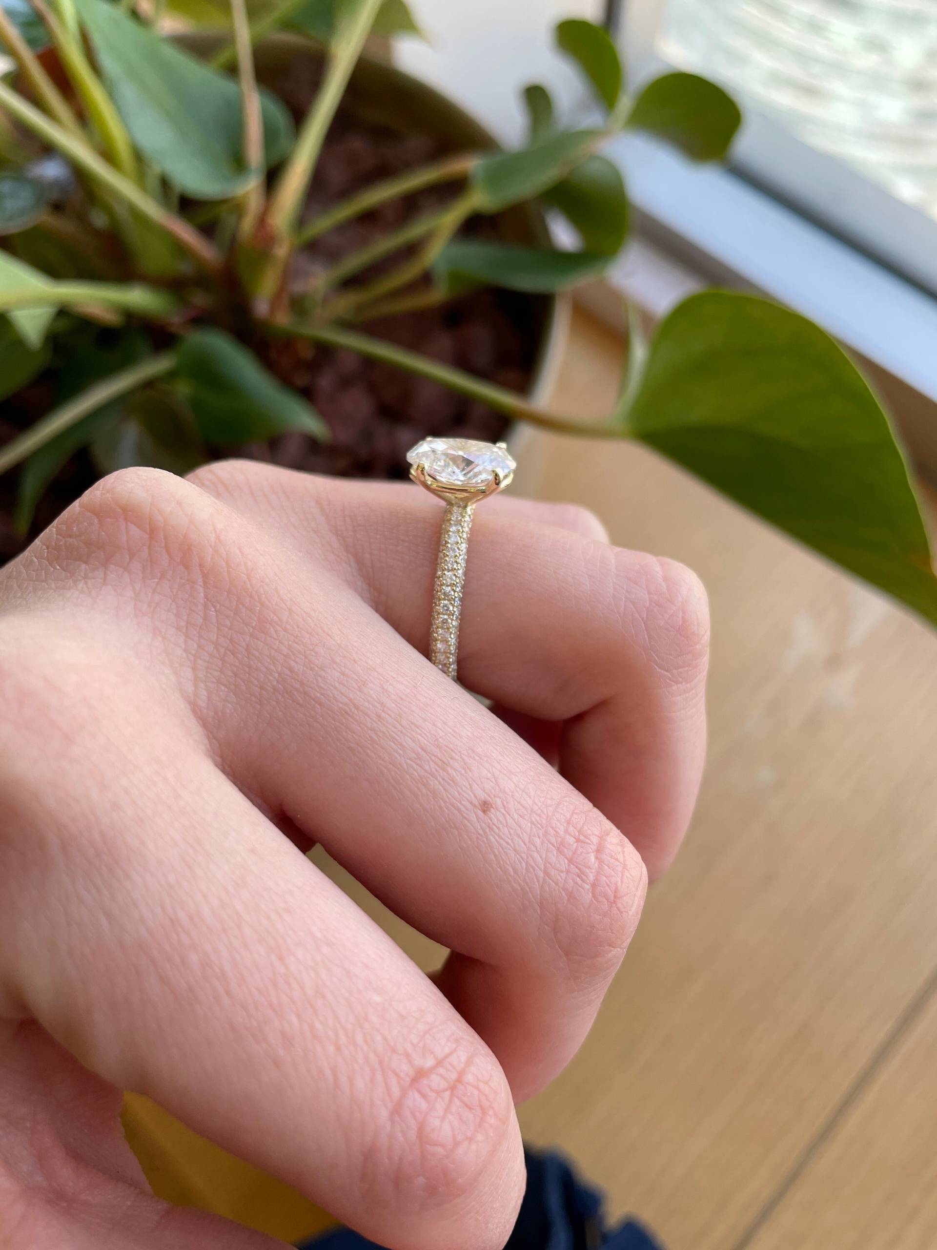 3.60 Karat Oval Lab-Grown Diamant Verlobungsring, 14K Gelbgold, Mit Triple Pave 3.60 Karat Oval Lab-Grown Diamant Verlobungsring, 14K Gelbgold, Mit Triple Pave von OthergemsStudio