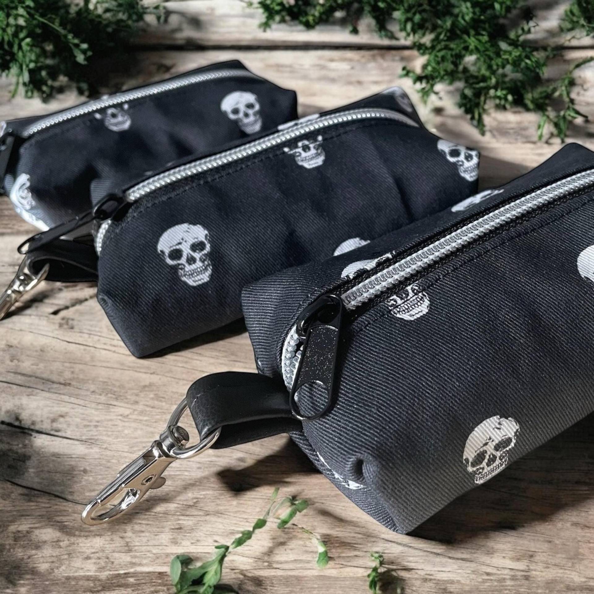 Schlüsselmäppchen Totenkopf | Minitasche Minigeldbörse Skull Alternative Anhänger Schlüsselmäppchen Totenkopf | Minitasche Minigeldbörse Skull Alternative Anhänger von OthersMadeinhell
