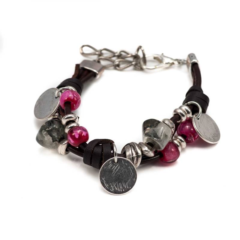 Boho Perlen Armband Mit Unregelmäßigen, Pflaumenfarbenen Harz Marmorierten Steinen Münzanhängern von OtherwiseJewelry