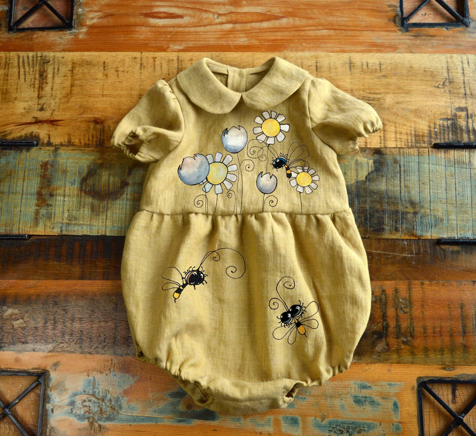 Bienen Strampler Baby Leinen Jumpsuit Mädchen Cottagecore Kleidung Handbemalt von OtherwiseTextiles