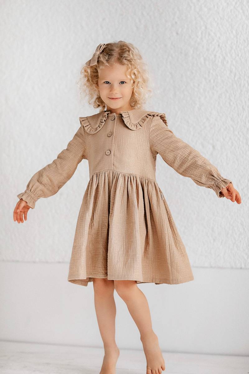 Beiges Musselin Kleid Rüschenkragen Geburtstags-Outfit von OtileClothing