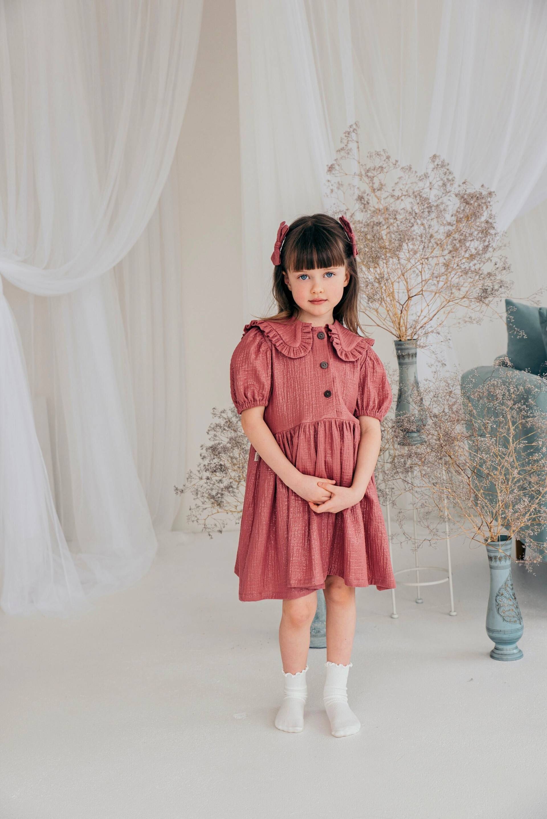 Mauve Glitter Musselin Mädchenkleid Rüschenkragen-Geburtstags-Party-Outfit von OtileClothing