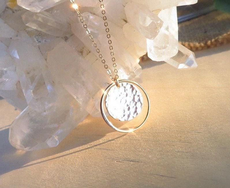 Gehämmerte Gold Filled Disc Halskette, Eternity Ring, Karma Halskette von OtisBJewelryGifts