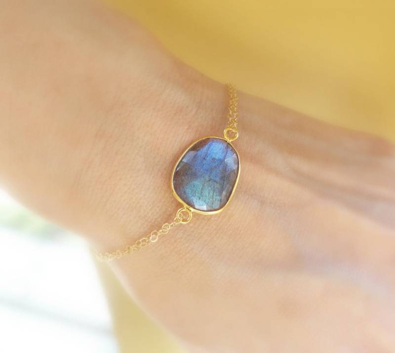 Bezel Set Labradorit Armband 14K Gold Fill, Verstellbare Ankerkette von OtisBJewelryGifts
