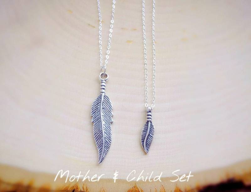 sterling Silber Feder-Halsketten-Set, Mutter Tochter Passender Charme von OtisBJewelryGifts