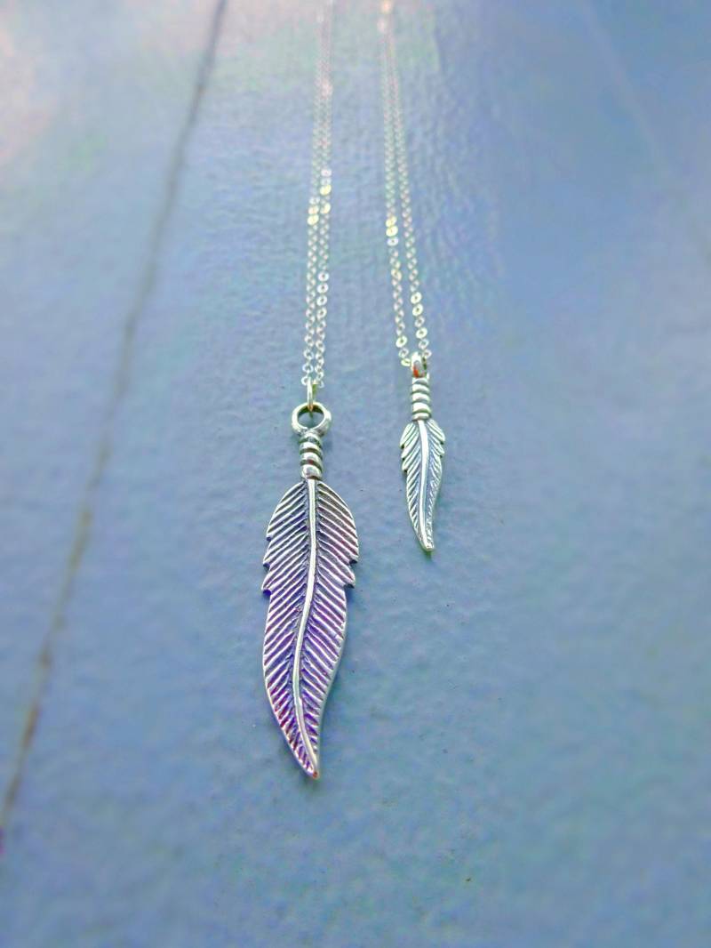sterling Silber Feder Charm Halskette Set, Mutter Tochter Schmuck von OtisBJewelryGifts
