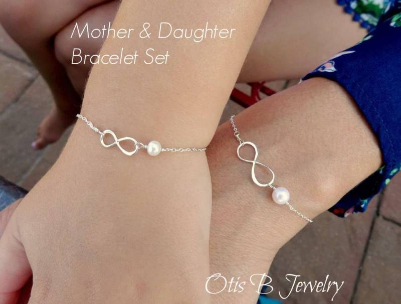 Mutter Tochter Sterling Silber Infinity Armband Set, Perle von OtisBJewelryGifts