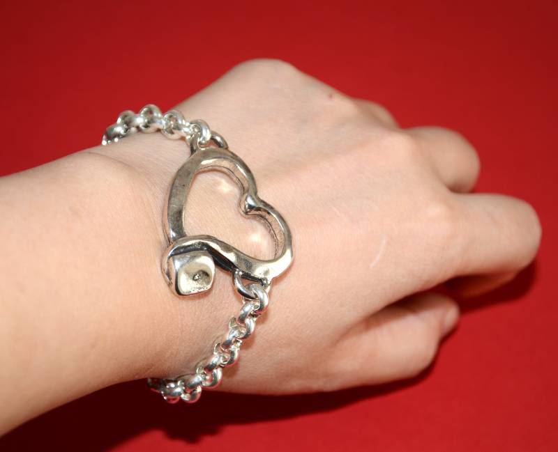 Dickes Versilbertes Kettenarmband-Geschnitztes Unregelmäßiges Herzarmband-Uno De 50-stilarmband-Verstellbares Kettenarmband von OtroAccesorio