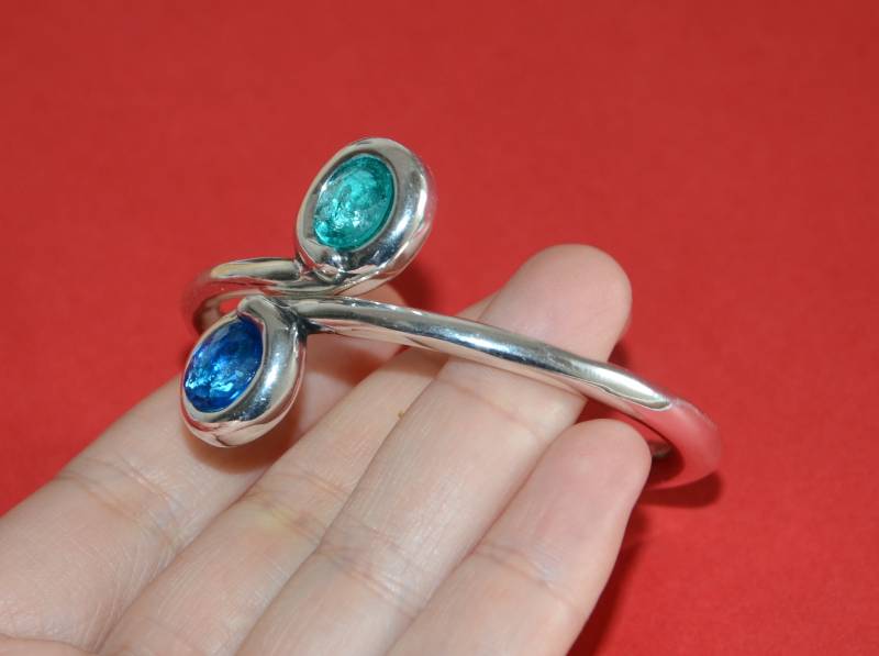 Dicker Versilberter Zamak Armreif-Hochwertiger in Spanien Hergestellter Armreif-Feder Armreif-Uno De 50 Stil Armreif-Blauer Und Grüner Kristall von OtroAccesorio
