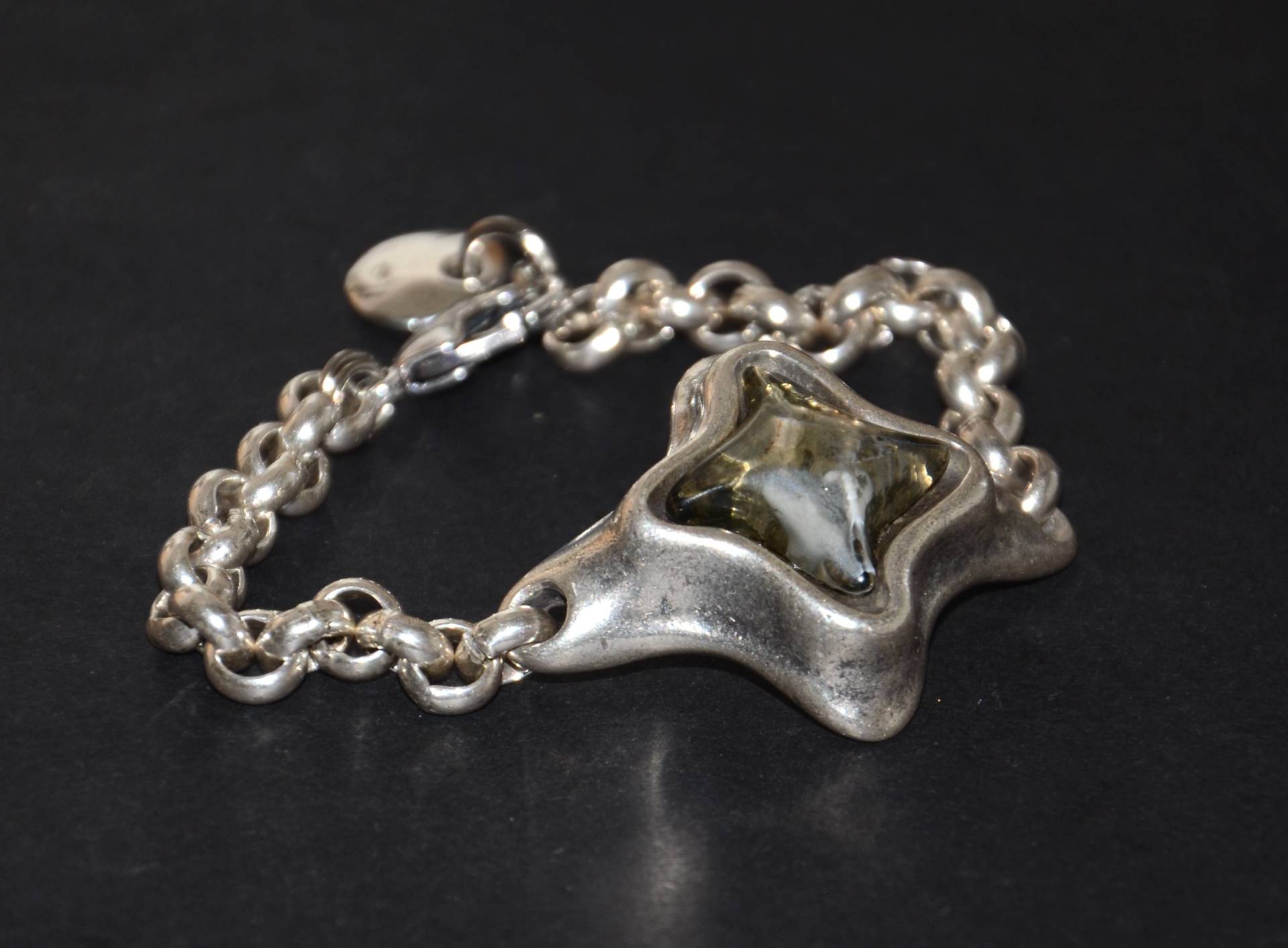 Stilvolle Frauen Kette Armband-Dickes Versilbertes Zamak Armband-Grau Harz Stern Eingefügt Verbinder Armband-Uno No De 50 Style Armband Stilvolle Frauen Kette Armband-Dickes Versilbertes Zamak Armband-Grau Harz Stern Eingefügt Verbinder Armband-Uno No De 50 Style Armband von OtroAccesorio
