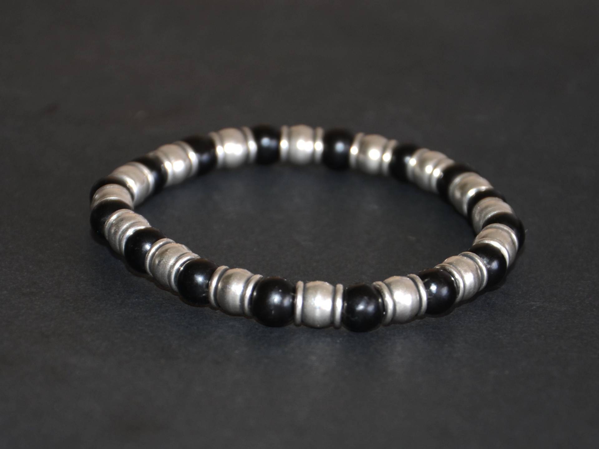 Unisex Armband-Mann Armband Dickes Versilbertes Zamak Armband-Jet Stein Perlen Armband-Silber Und Schwarzes Armband-Original Design Unisex Armband-Mann Armband Dickes Versilbertes Zamak Armband-Jet Stein Perlen Armband-Silber Und Schwarzes Armband-Original Design von OtroAccesorio