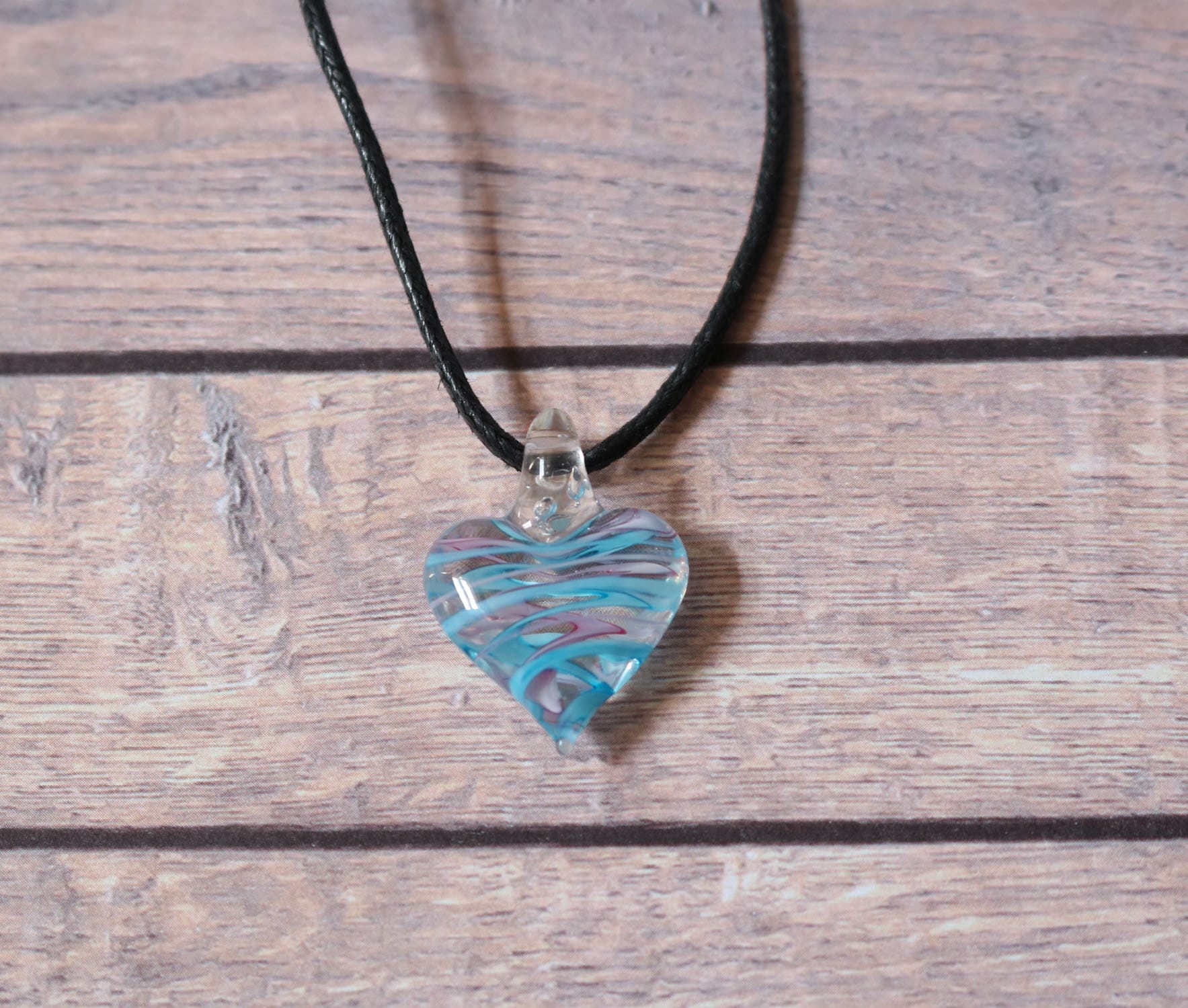 Rosa Blauer Wirbel Klares Herzförmiger Glasanhänger Halskette Auf Wachs Baumwollkordel von OtterlyOriginal