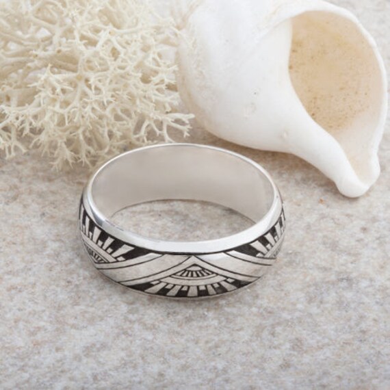 Art Deco Design Laser Gravierte Ring von OtterlyYoursDesigns