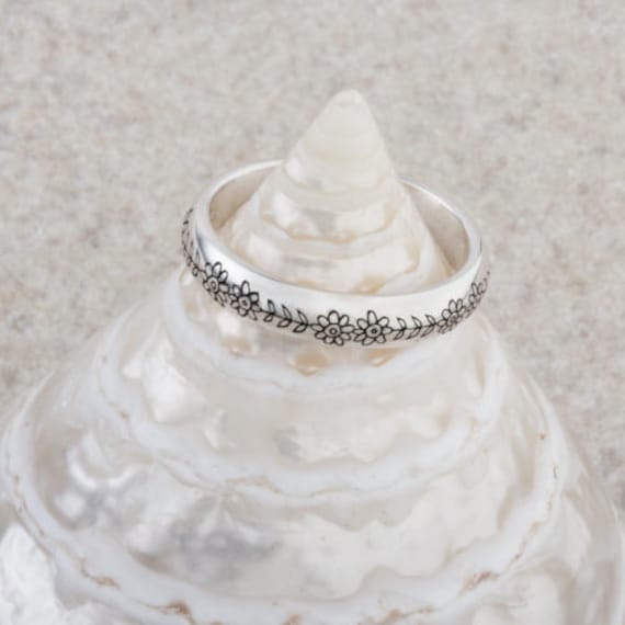 Floral Doodle Entworfener Dekorativer Laser Gravierter Ring von OtterlyYoursDesigns