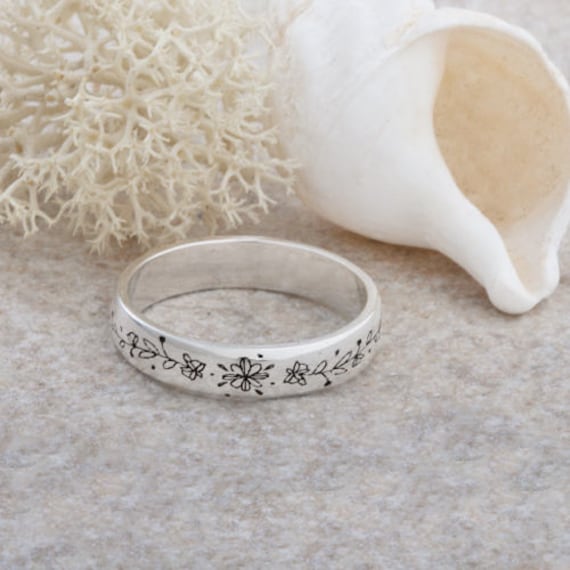 Handgravierte Blume Ring von OtterlyYoursDesigns