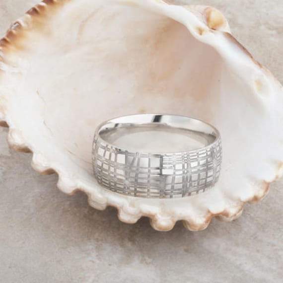 Kreuz Schraffierte Laser Gravierte Ring von OtterlyYoursDesigns