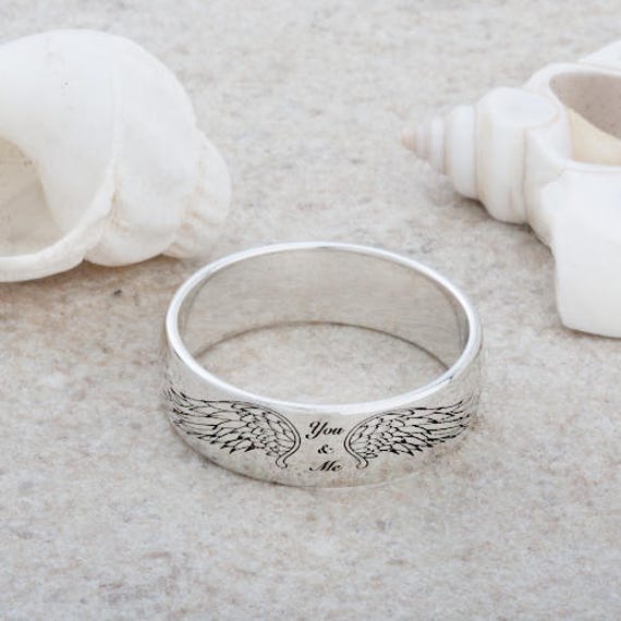 Lasergravierte Ring Mit Engelsflügel von OtterlyYoursDesigns
