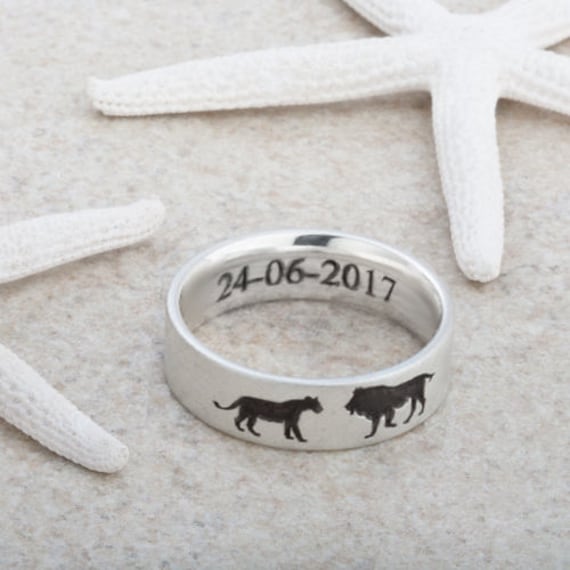 Löwe Und Löwin Ring Mit Lasergravur von OtterlyYoursDesigns