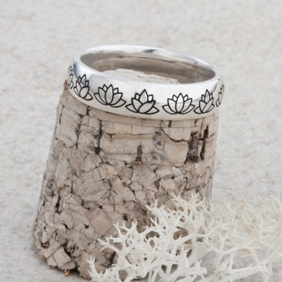 Lotusblume Ring Halskette Svg von OtterlyYoursDesigns