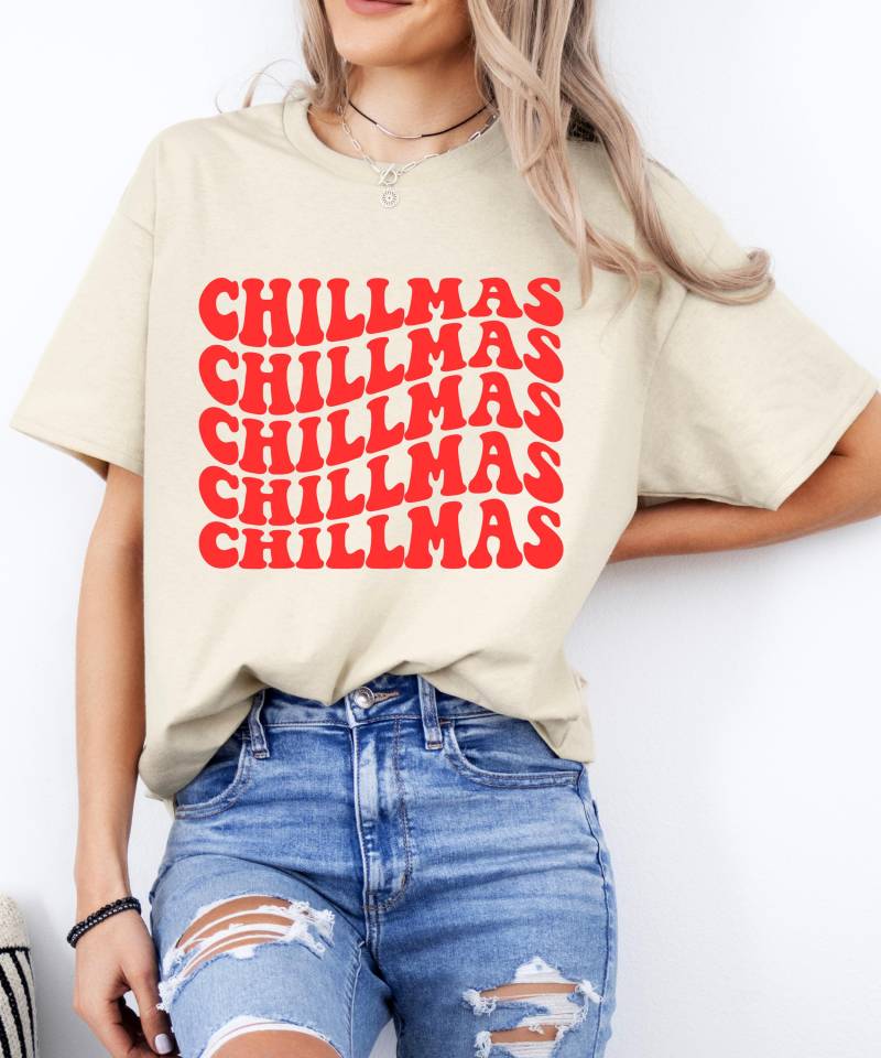 Chillmas Weihnachts T-Shirt Sand Beige, Cozy Holiday Grafik von Ottertree