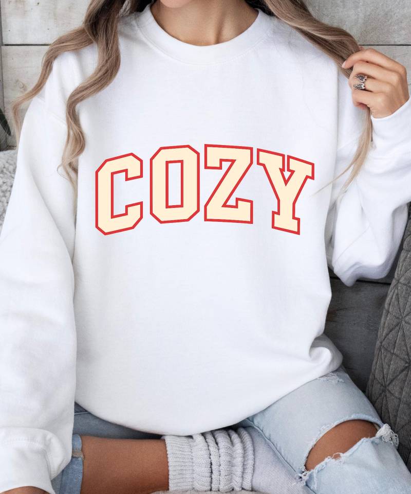 Gemütliches, Weißes Sweatshirt Mit Rundhalsausschnitt - Varsity „Cosy" Print Auf Der Brust von Ottertree