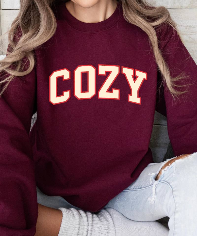 Kastanienbraunes Cozy Varsity Rundhals-Sweatshirt - Winter Style von Ottertree