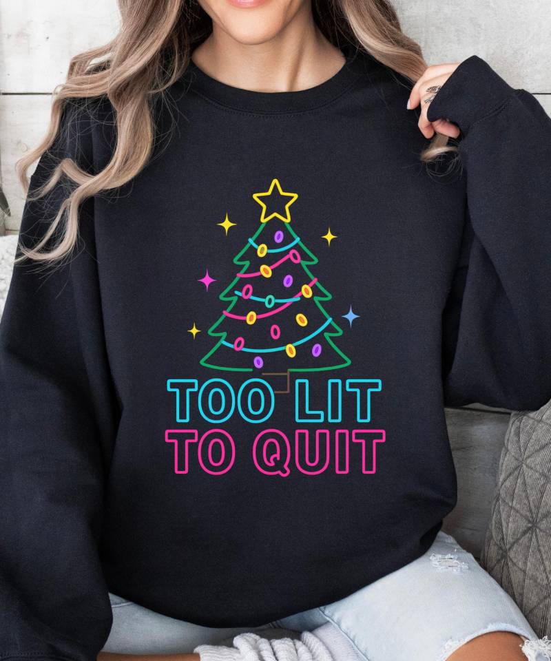 Too Lit To Quit Weihnachtsbaum Sweatshirt - Lustiger Neon Urlaub Rundhalsausschnitt von Ottertree