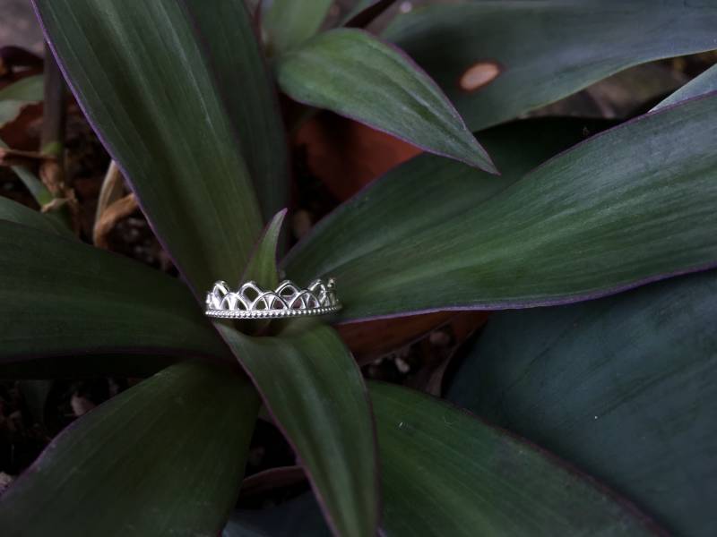 stapelbarer Kronenring Aus Recyceltem Silber von Oudin