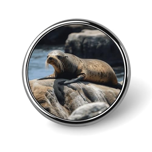 Braune Robbe auf dem Felsen, runde Brosche, modische Revers-Krawattennadeln, leichte Metallbrosche, Abzeichen für Männer und Frauen, Kostüm, dekoratives Accessoire von Oudrspo